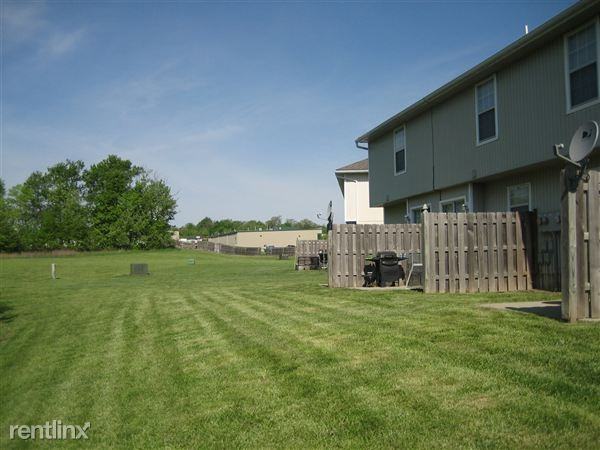 1244 NW Phelps Dr - Photo 2 of 5