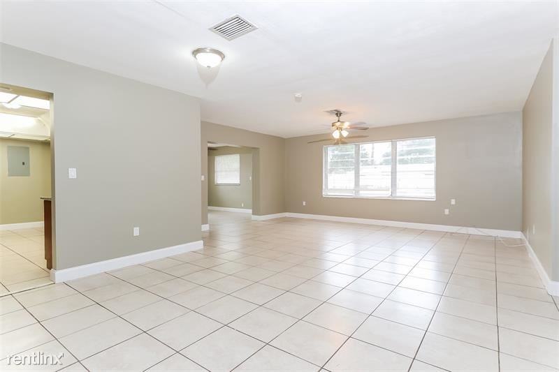 331 Nw 49th Ave - Photo 3 of 5