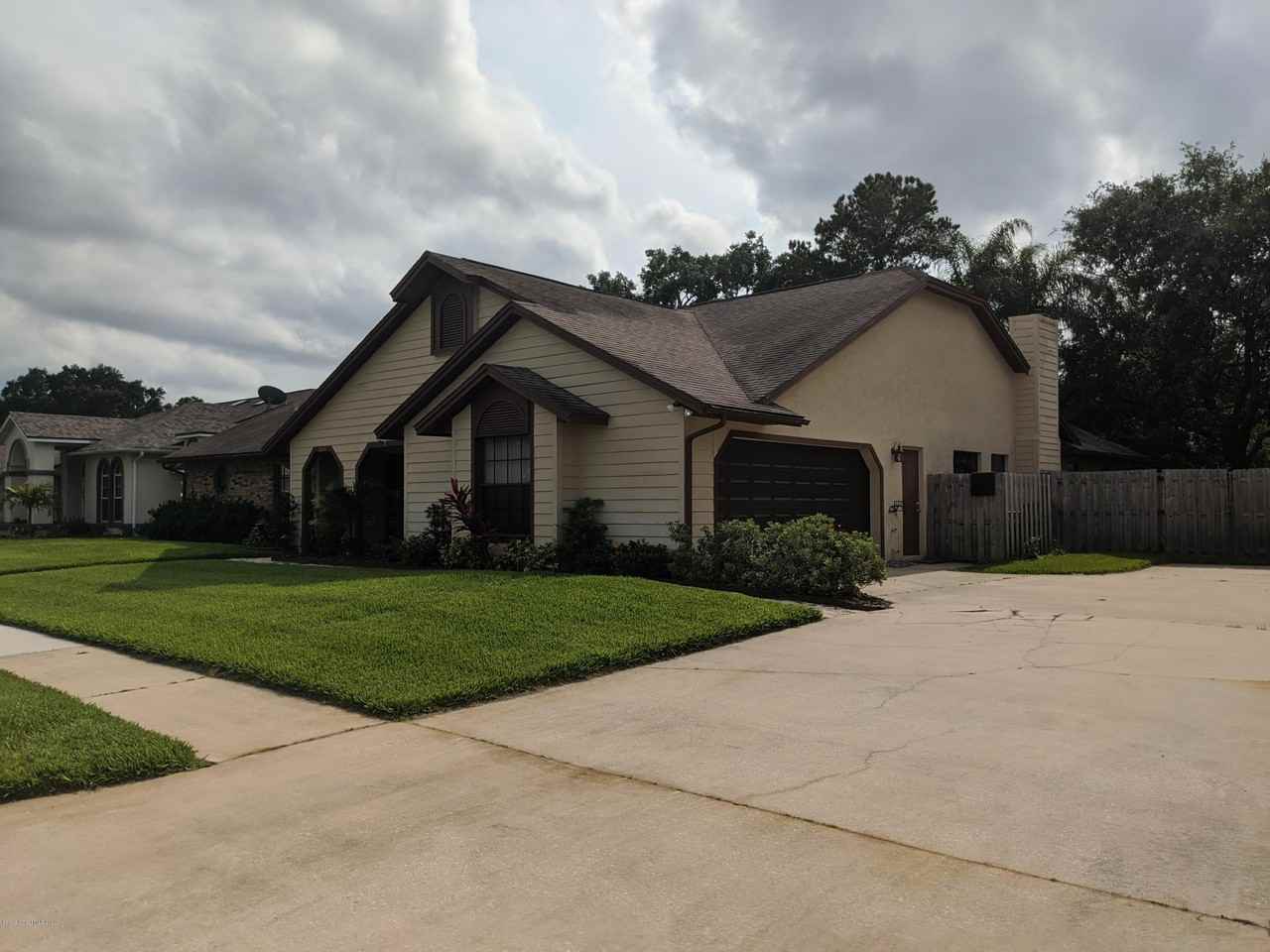 3883 Tanglewood Cir - Photo 3 of 22