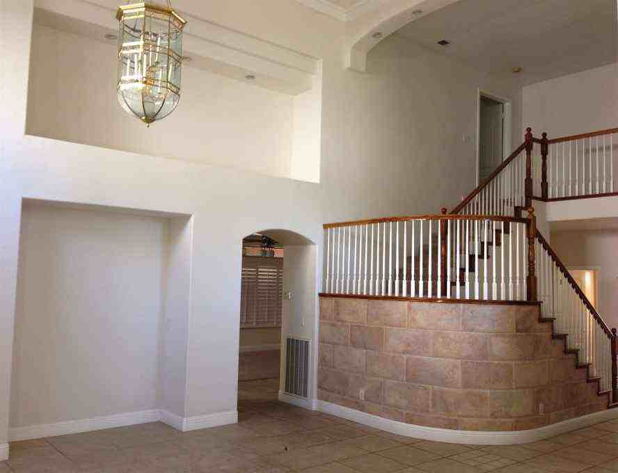 9810 N Rowell Ave - Photo 2 of 24