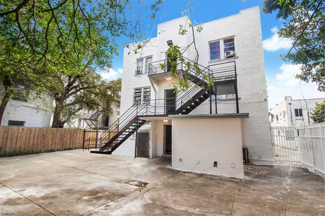 967 SW 5th St - Photo 3 of 7