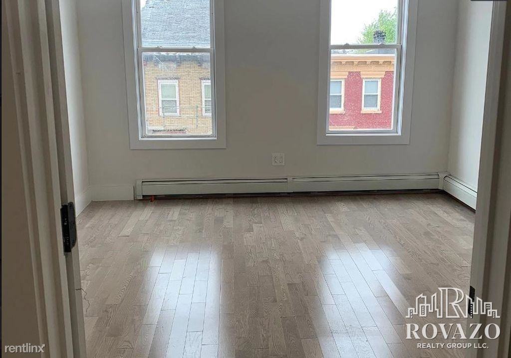 335 Whiton St - Photo 2 of 4