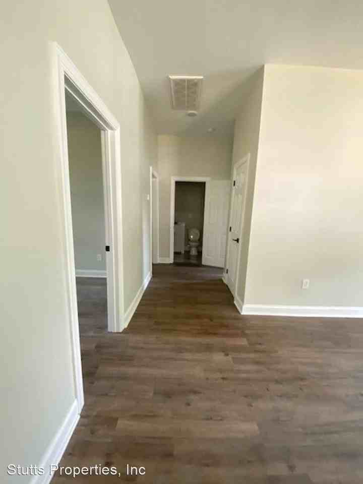 602 E Mobile St - Photo 3 of 24