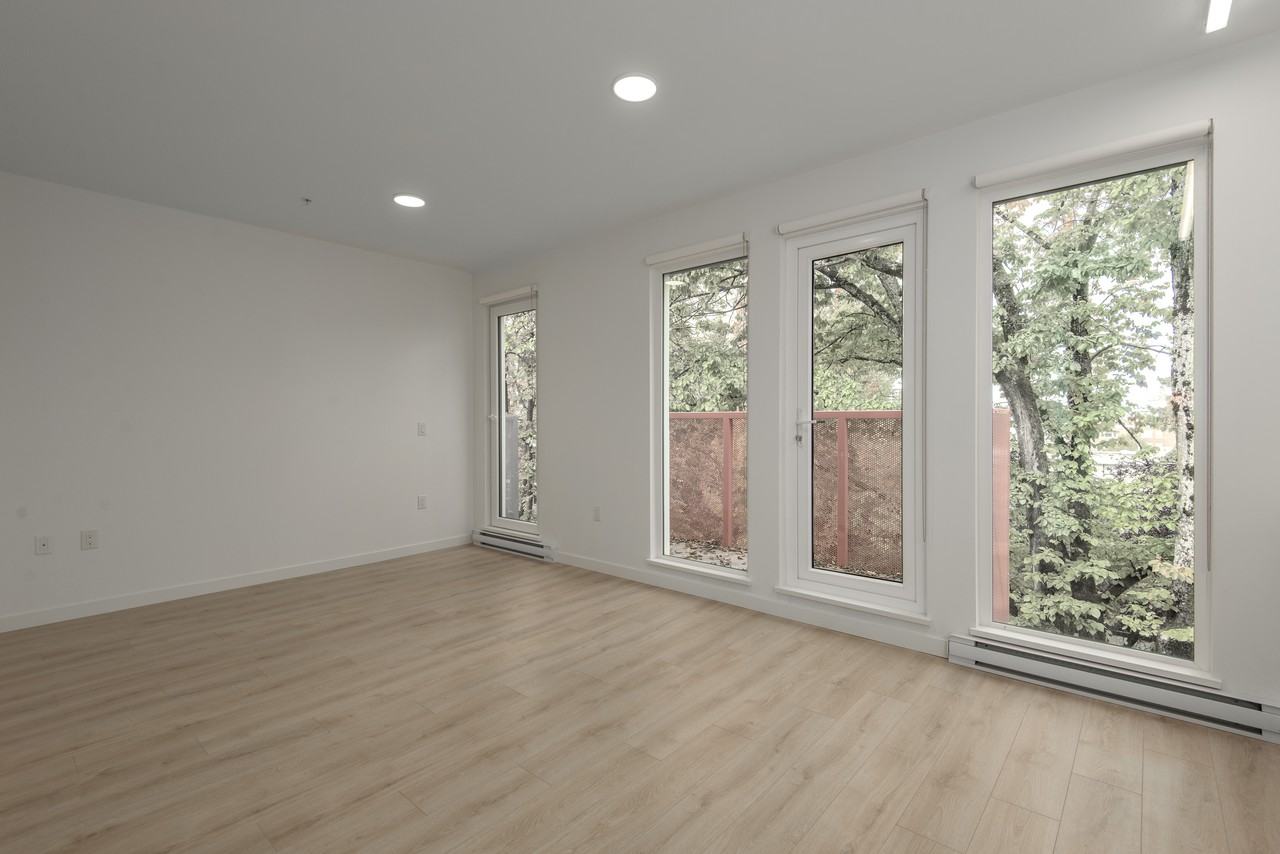 1090 Jervis - Photo 2 of 16