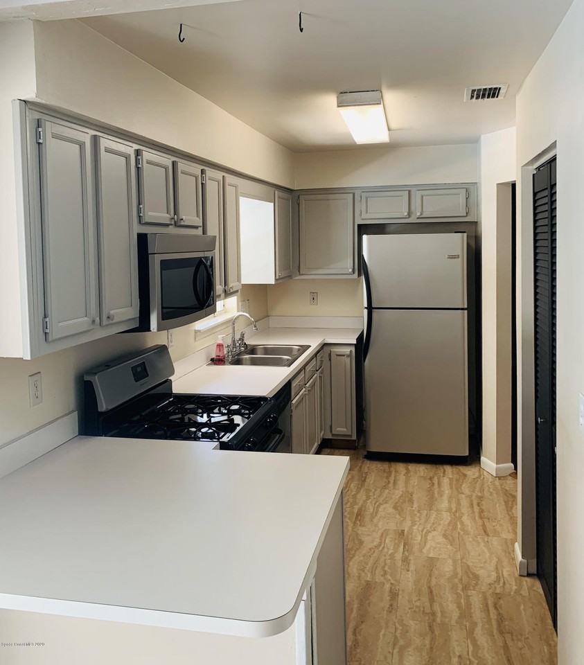 1095 Woodsmere Pkwy - Photo 3 of 18