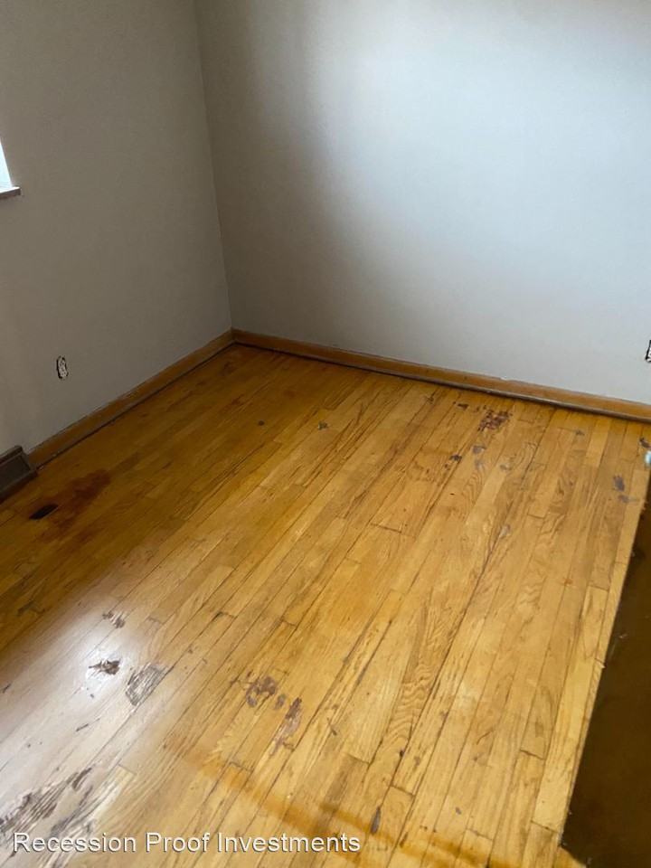 8607 Detroit Ave - Photo 3 of 5