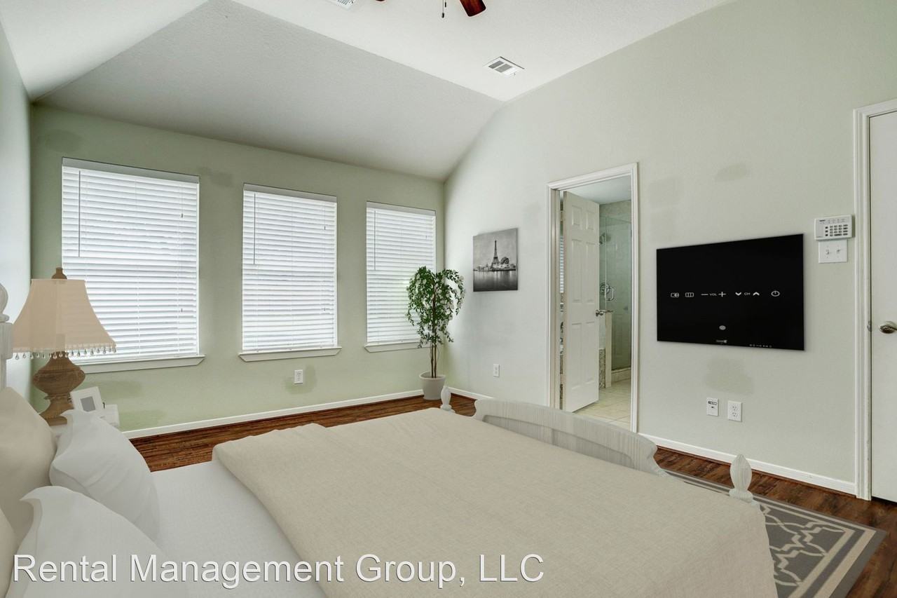 15326 Hickory Dale St - Photo 3 of 13