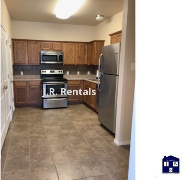 911 Brookview Dr #B - Photo 4 of 14