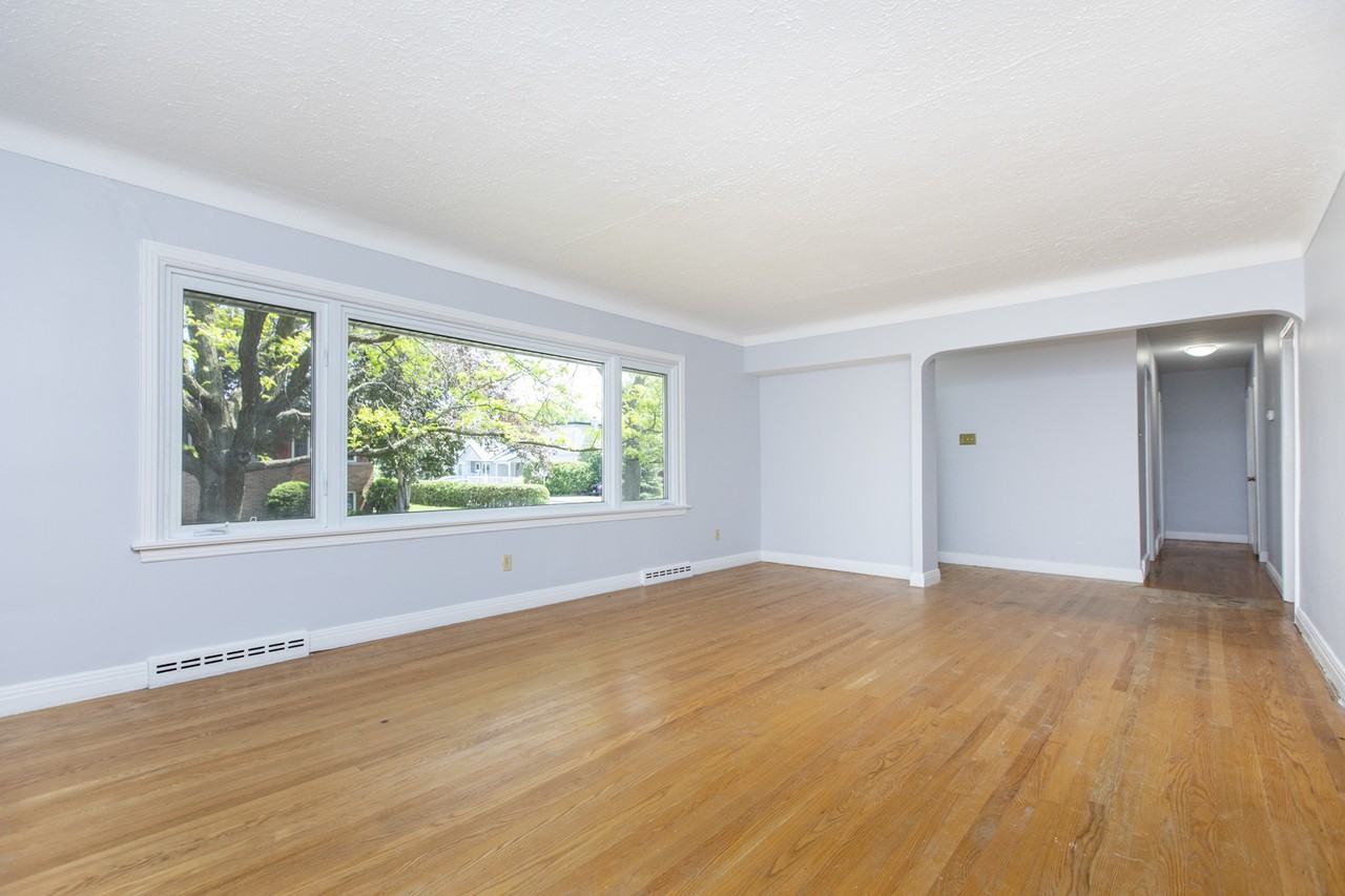 976 Vera Street - Photo 3 of 11