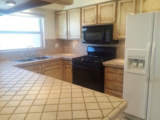 7405 Coulson Dr NE - Photo 3 of 20