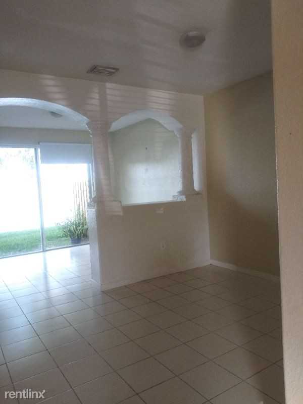 2615 Se 14th Ave - Photo 2 of 8