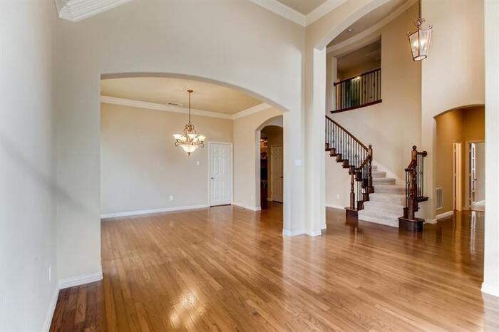 8204 Victoria Ln - Photo 3 of 18