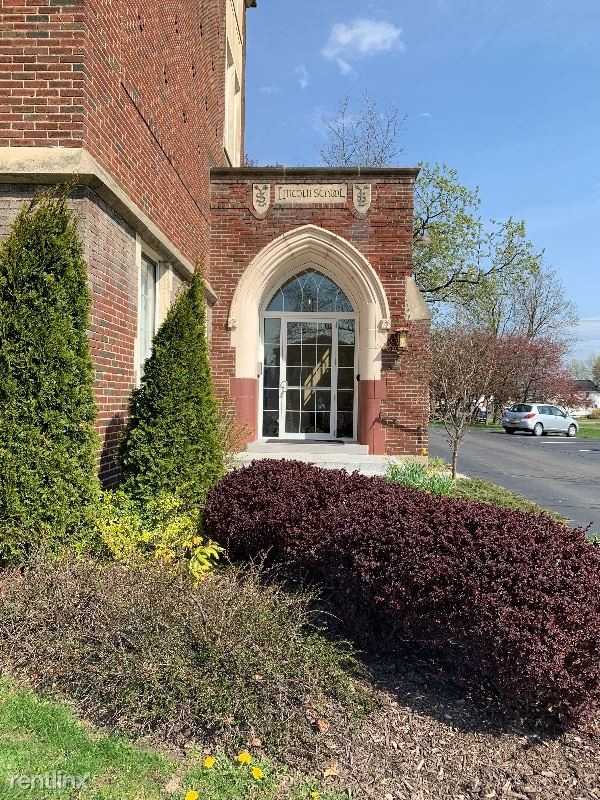 406 E 8th St. 1a - Photo 2 of 12