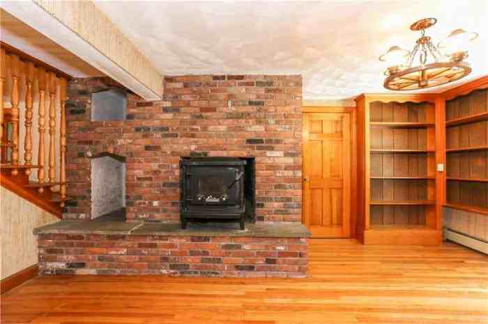 24 Lister Dr - Photo 3 of 17