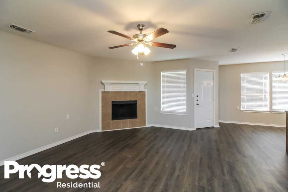 2912 E 4th St - Photo 3 of 15