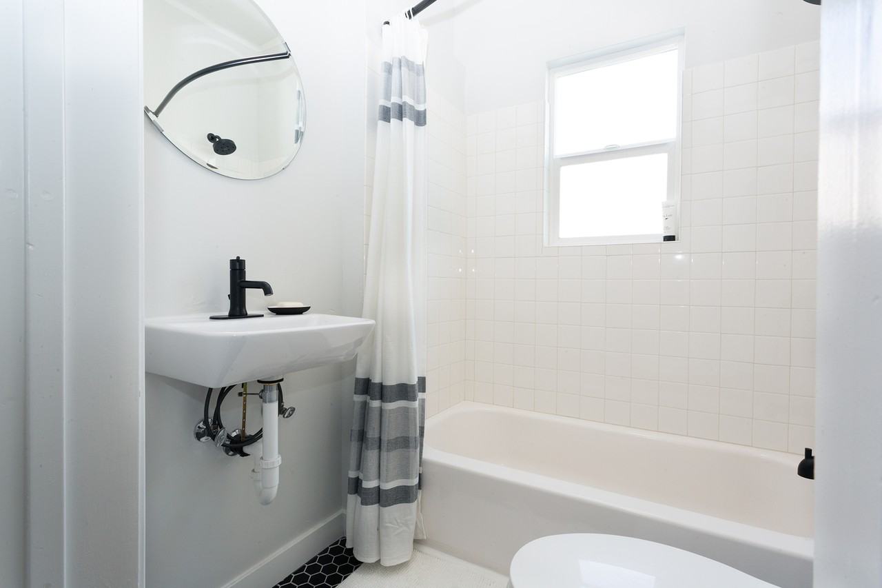 Blu on Burns - Photo 3 of 11