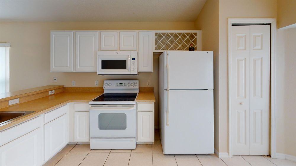 235 Tivoli Cir - Photo 3 of 10