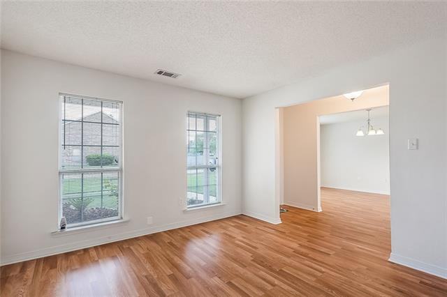 985 Maple Creek Dr - Photo 3 of 26