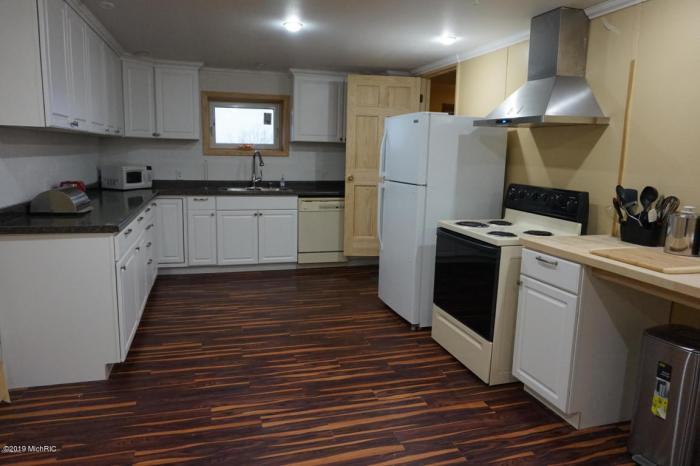 04950 Cecilia Dr - Photo 3 of 9