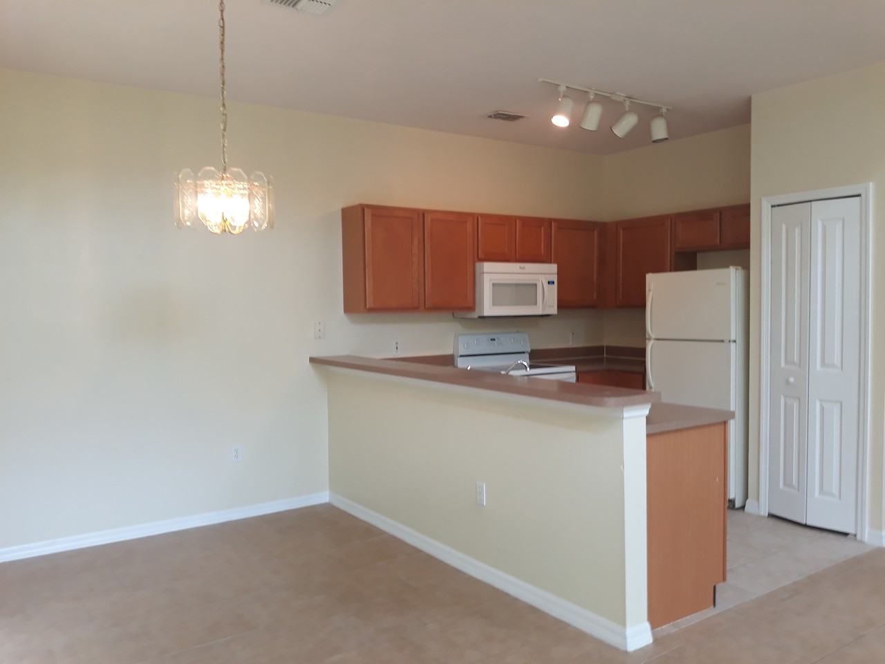 356 Monroe Cir - Photo 2 of 7