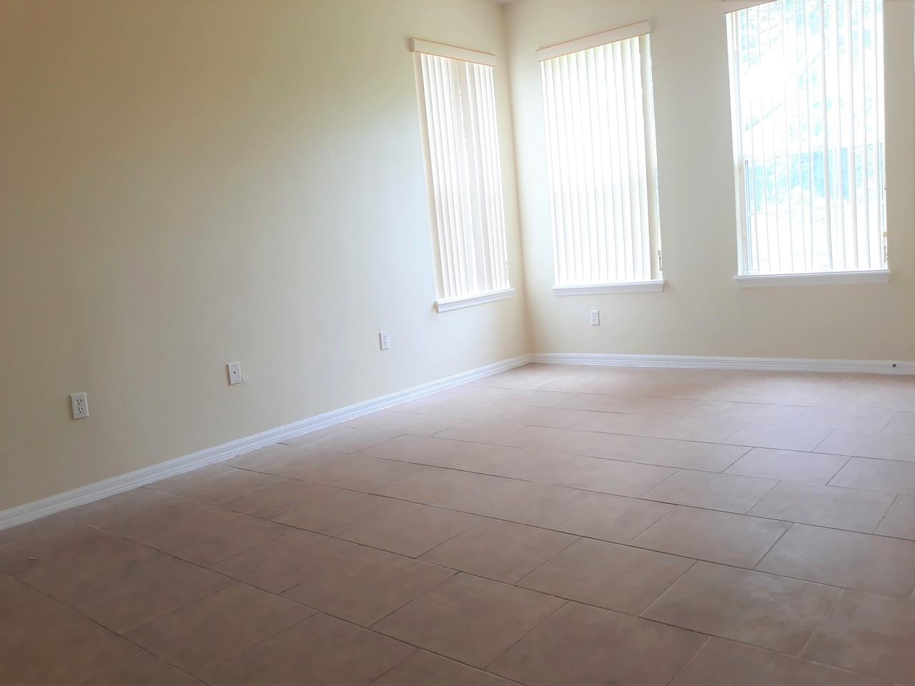 356 Monroe Cir - Photo 4 of 7