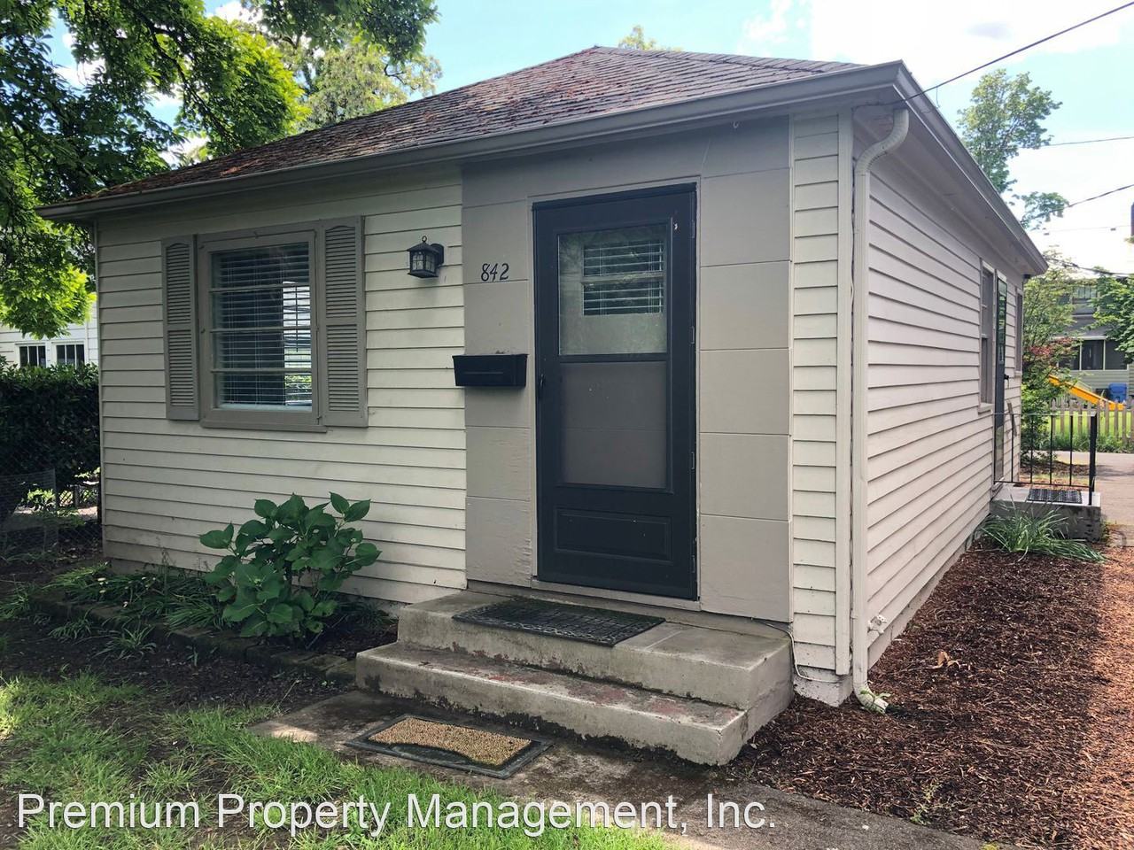 840-842 E St NE - Photo 2 of 12