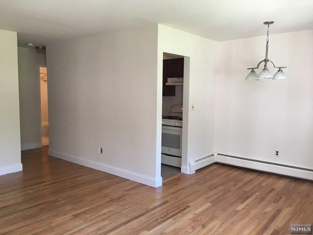 704 Washington Dr - Photo 2 of 9