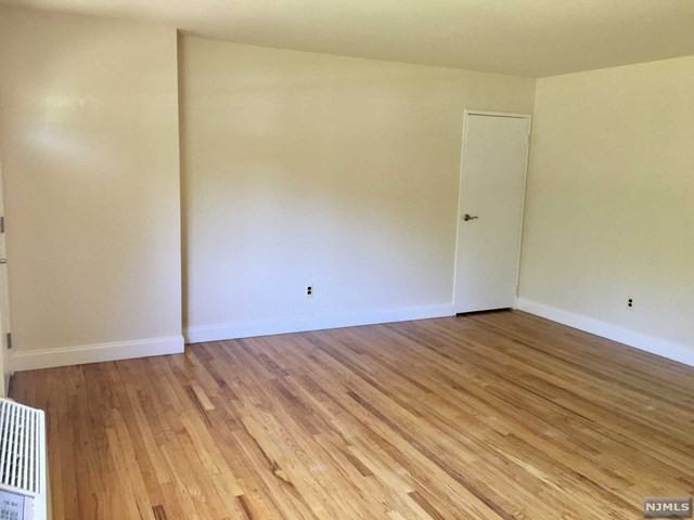 704 Washington Dr - Photo 3 of 9