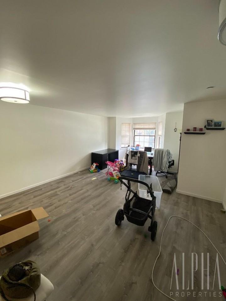 7122 164th St #1 - Photo 3 of 9