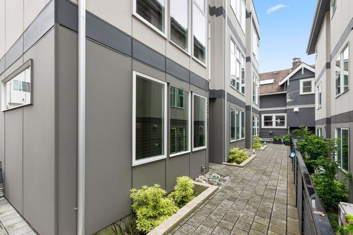 2356C Franklin Ave E - Photo 2 of 34