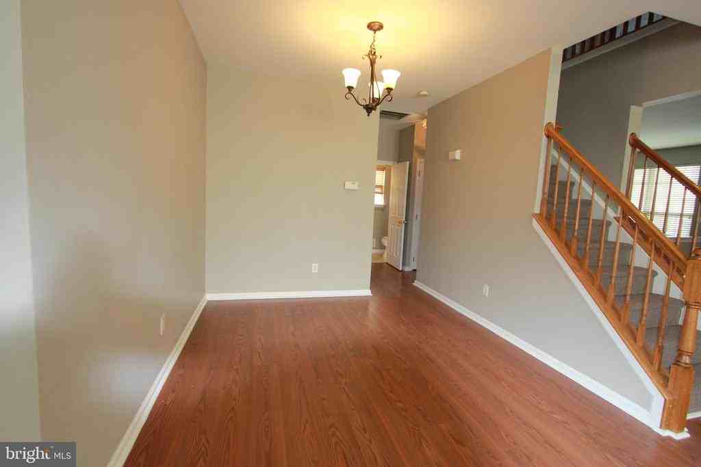 6 Elizabeth Ln - Photo 3 of 40