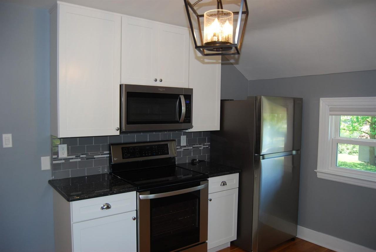 327 N Wood St - Photo 2 of 17