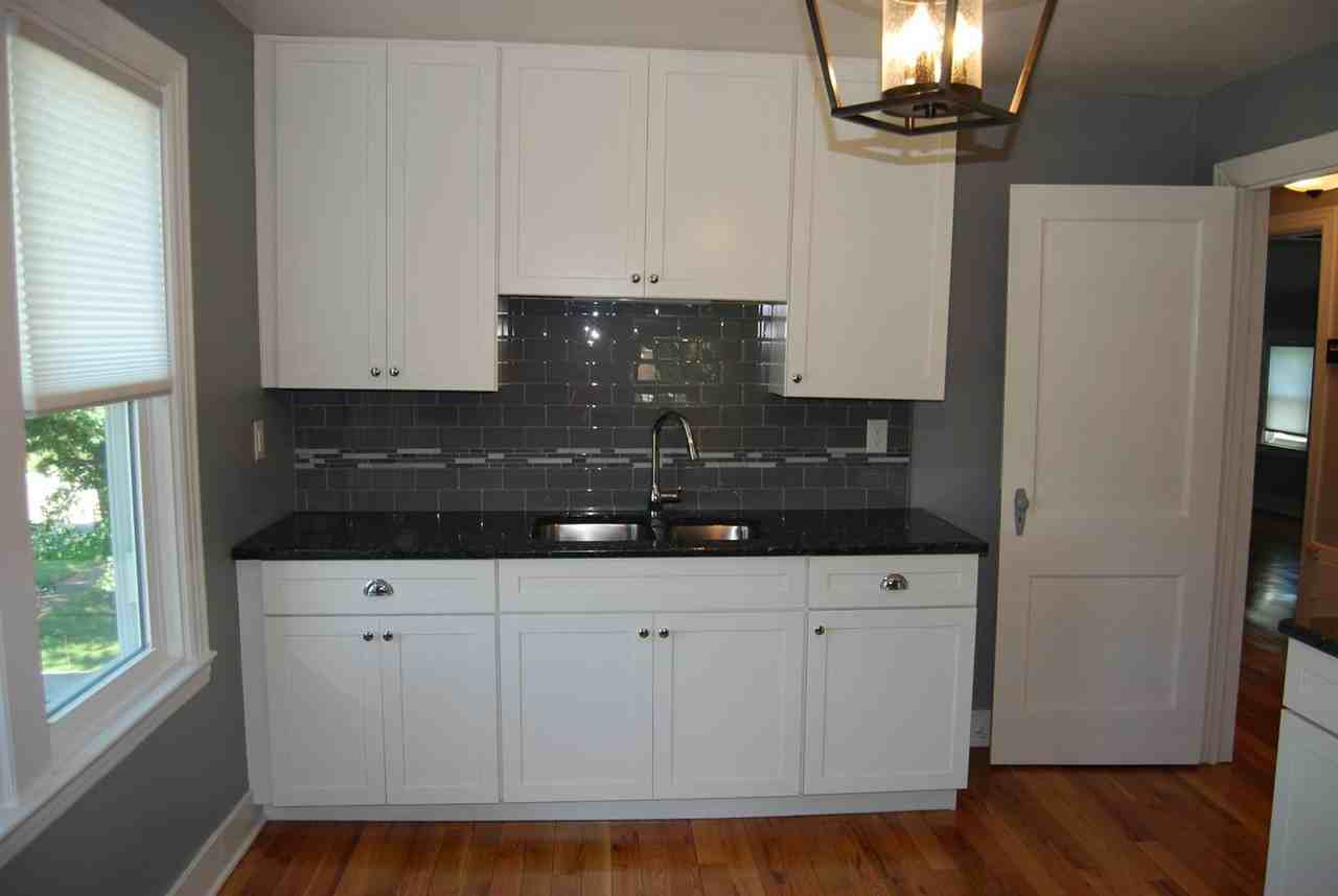 327 N Wood St - Photo 3 of 17