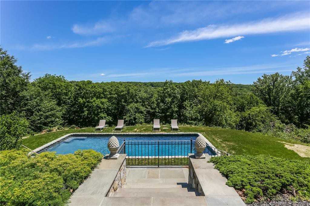 18 Dogwood Ln - Photo 2 of 40