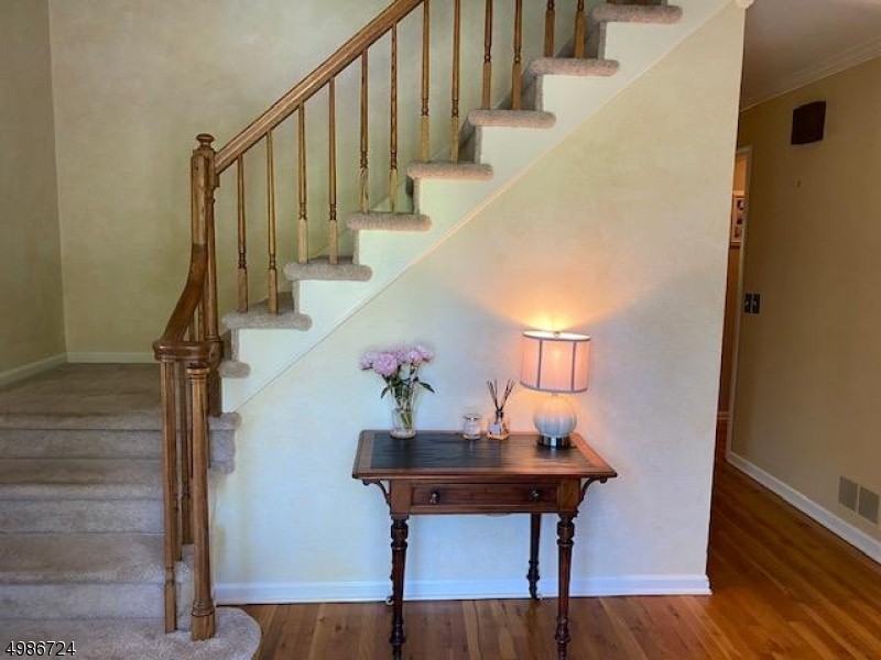 19 Geoffrey Ct - Photo 3 of 23