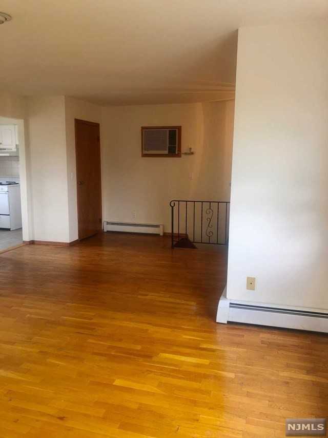 293 Adriana St - Photo 3 of 19