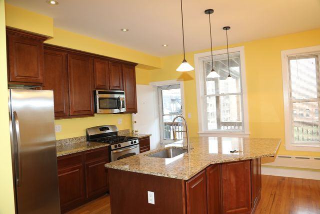 1057 W Berwyn Ave #3 - Photo 2 of 10