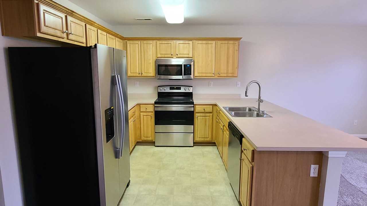 313 Rosewood Dr - Photo 3 of 8