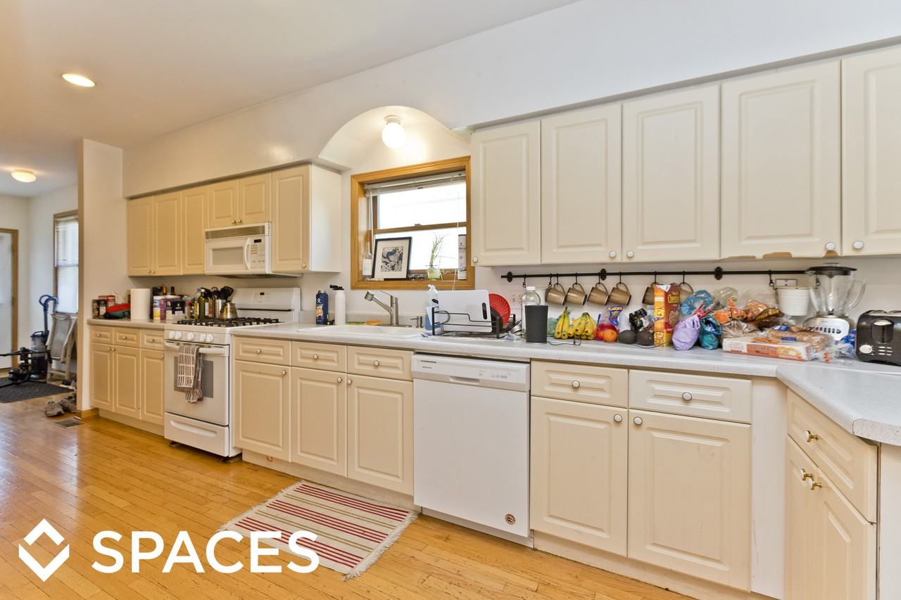 1527 West School Street - Photo 2 of 22