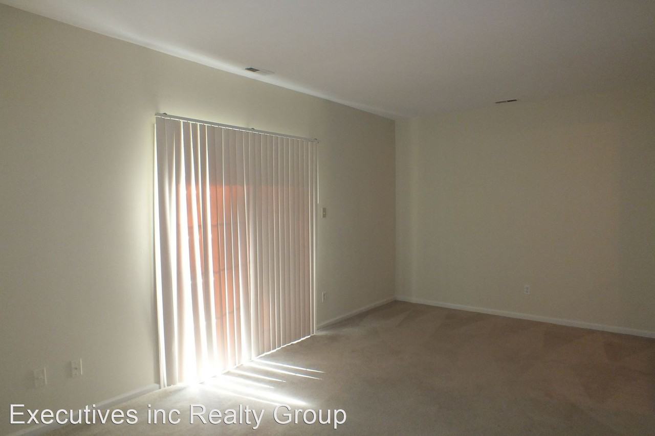 1623 Congressional Ct - Photo 2 of 8