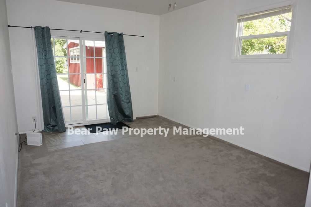 960 Loveland St - Photo 3 of 10