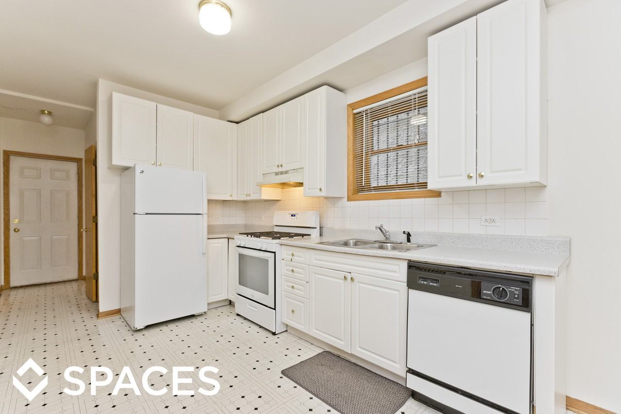 916 North Paulina Street - Photo 3 of 25