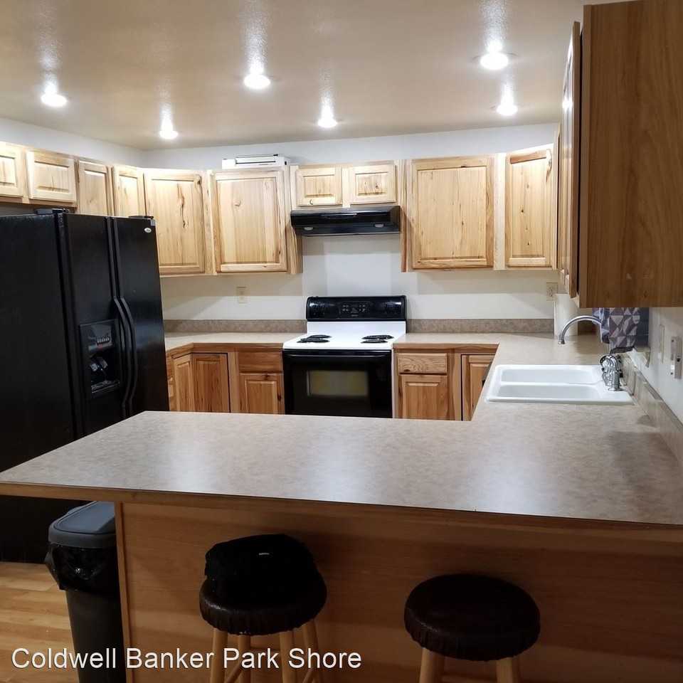 5717 SE Woodland Ct - Photo 2 of 7