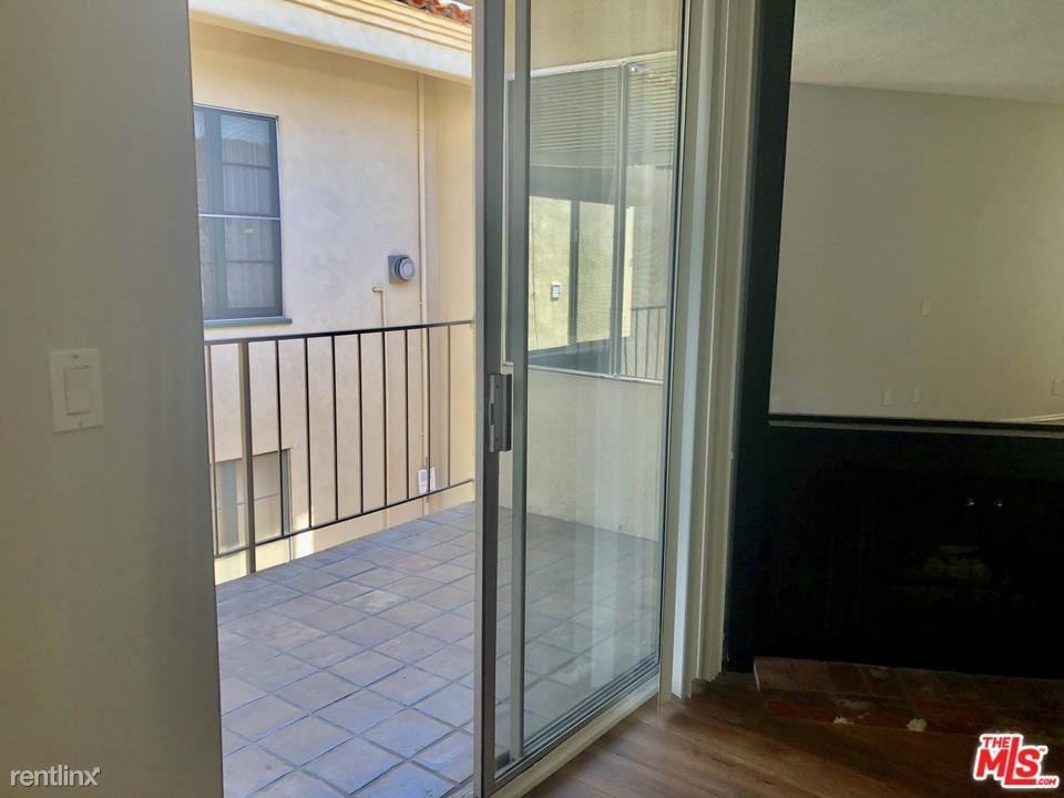944 17th St #5 - Photo 3 of 10