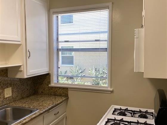 125 N Kenwood St #125 - Photo 3 of 9