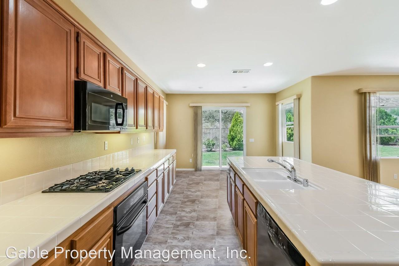 28488 Falcon Crest Dr - Photo 3 of 23