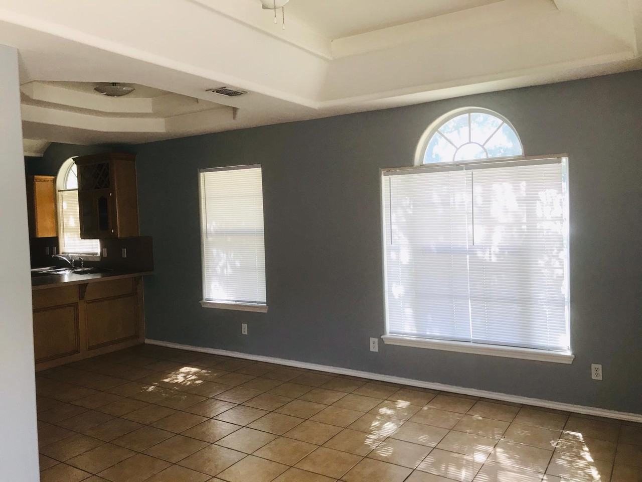 423 La Mancha Dr - Photo 2 of 15