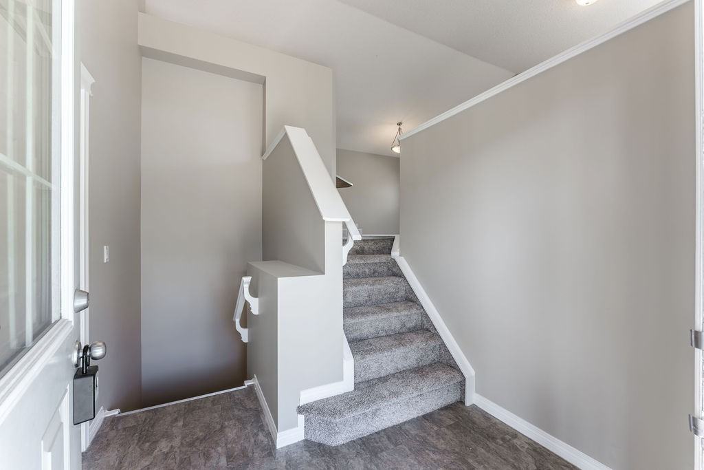 286 Covecreek Close Ne - Photo 2 of 34