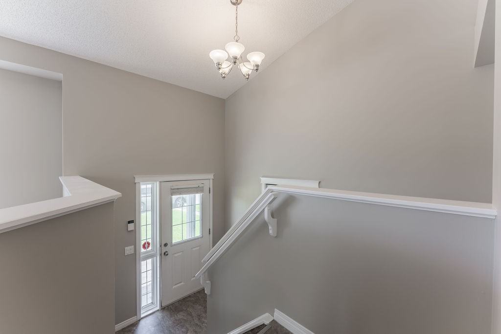 286 Covecreek Close Ne - Photo 3 of 34