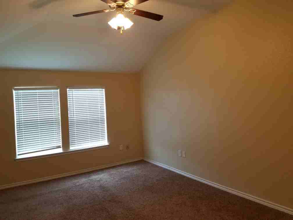 1213 Fig St - Photo 3 of 4